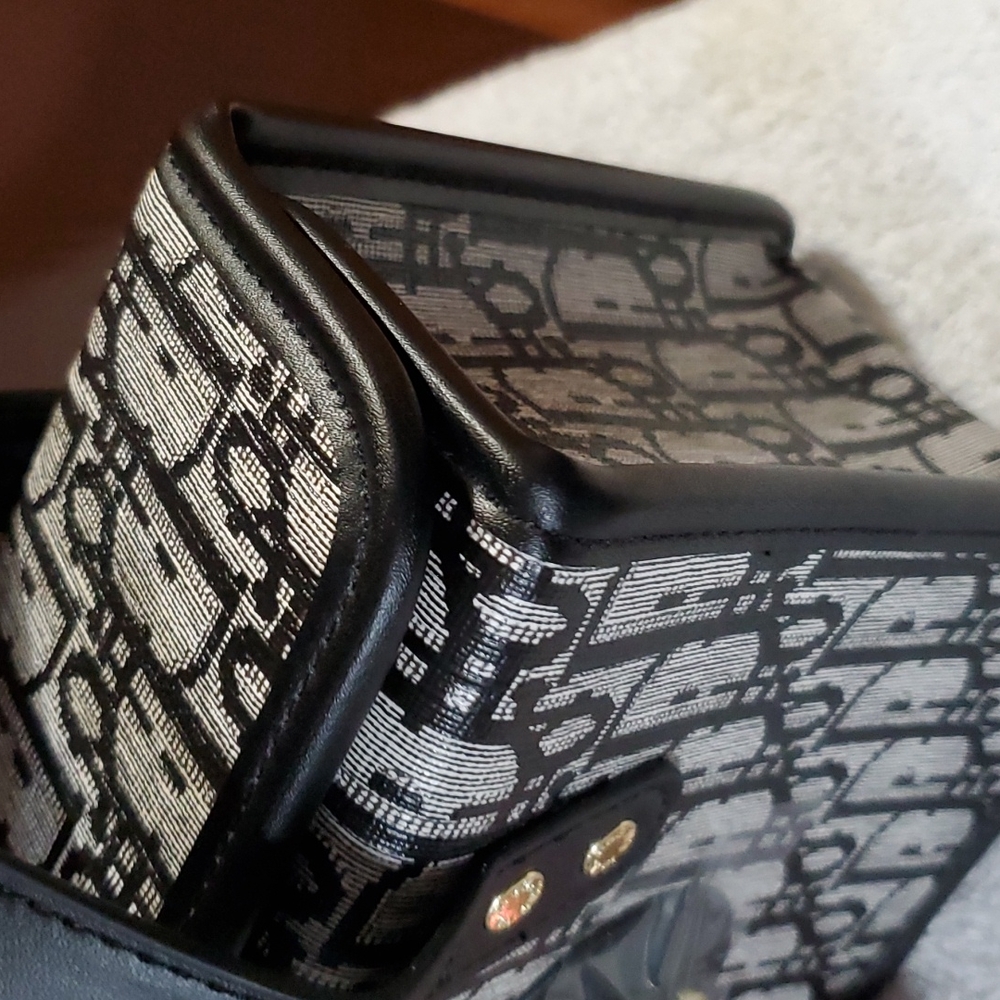Ladies Fashionable Handbag  - $75 NWT - Picture 4 of 6